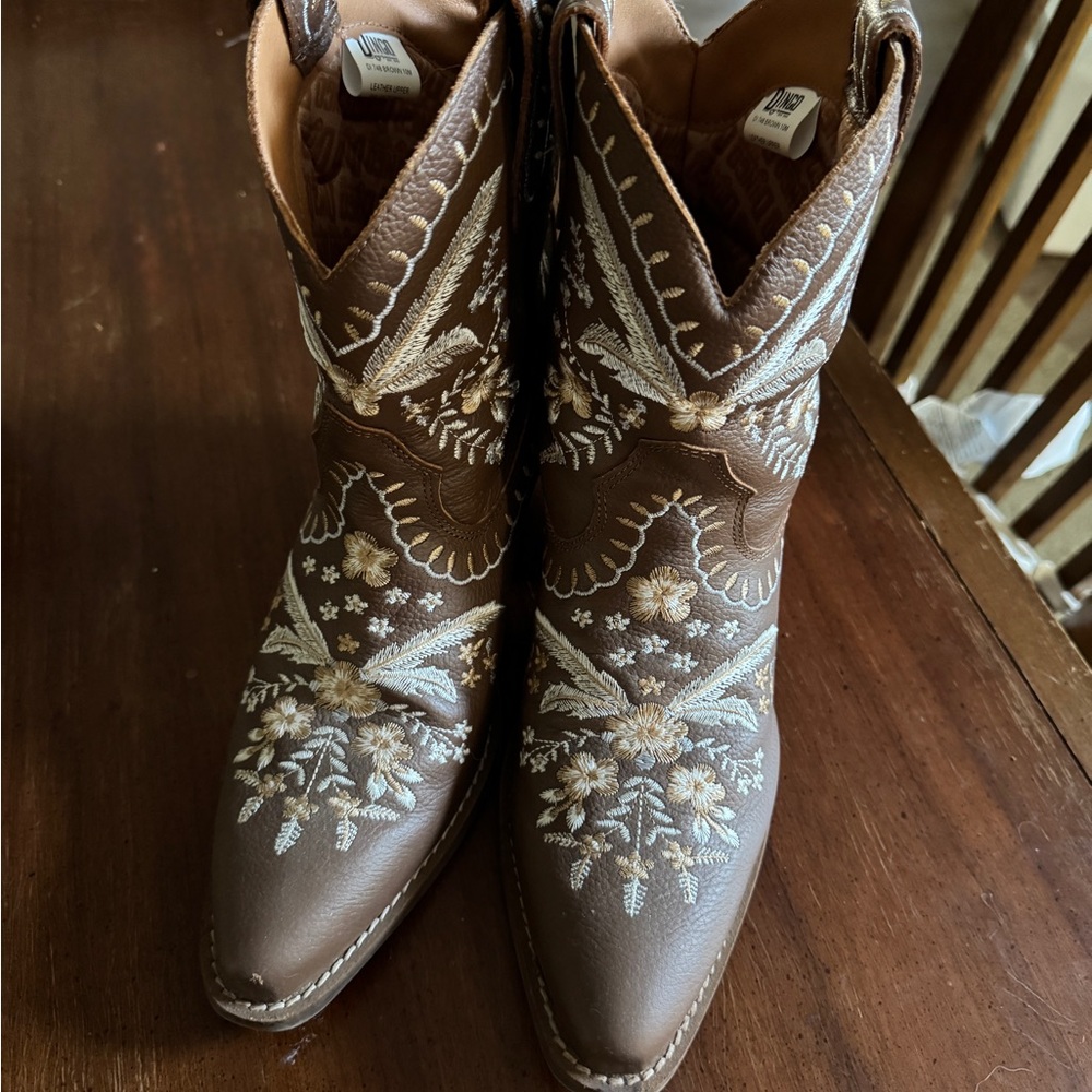 Dingo Floral Embroidered Brown Ankle Boots